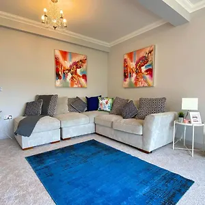 Seaside Serenity: 4-bedroom House With Garden Holiday home Bournemouth