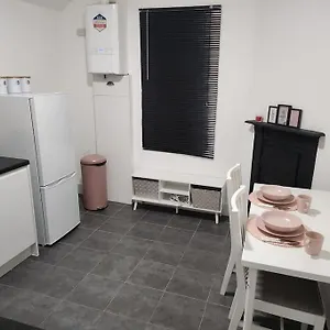  Apartment Cosy Flat. Walking Distance To