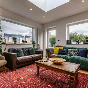  Holiday home Carlton Hill House - 5 Bedroom House With Parking